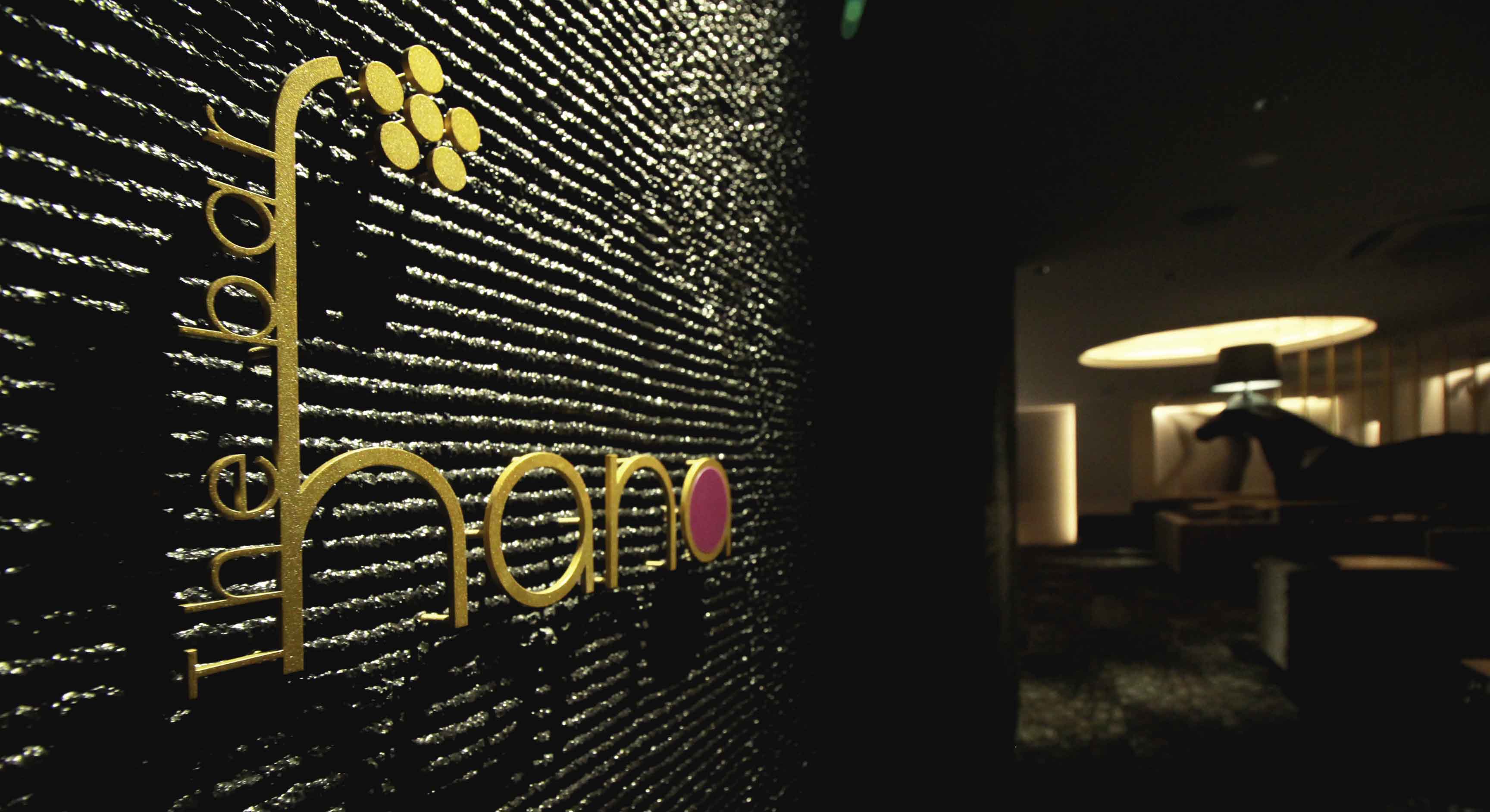 The Bar hana 店内1ロゴ